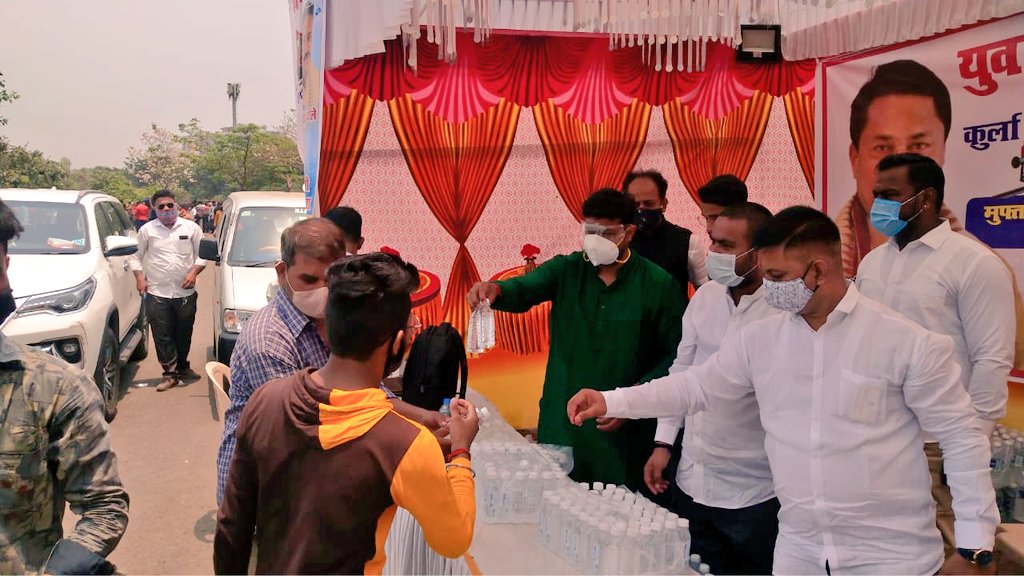 GaneshYadavINC's tweet photo. Visited Kurla Terminus free drinking water bottle distribution program to migrant labourers and travellers, travelling back to their hometown organised by @NSUIMaharashtra GS @pandey_sandeep_. 
Good to know he is distributing 10,000 bottles everyday. https://t.co/qCh6ox4l3f