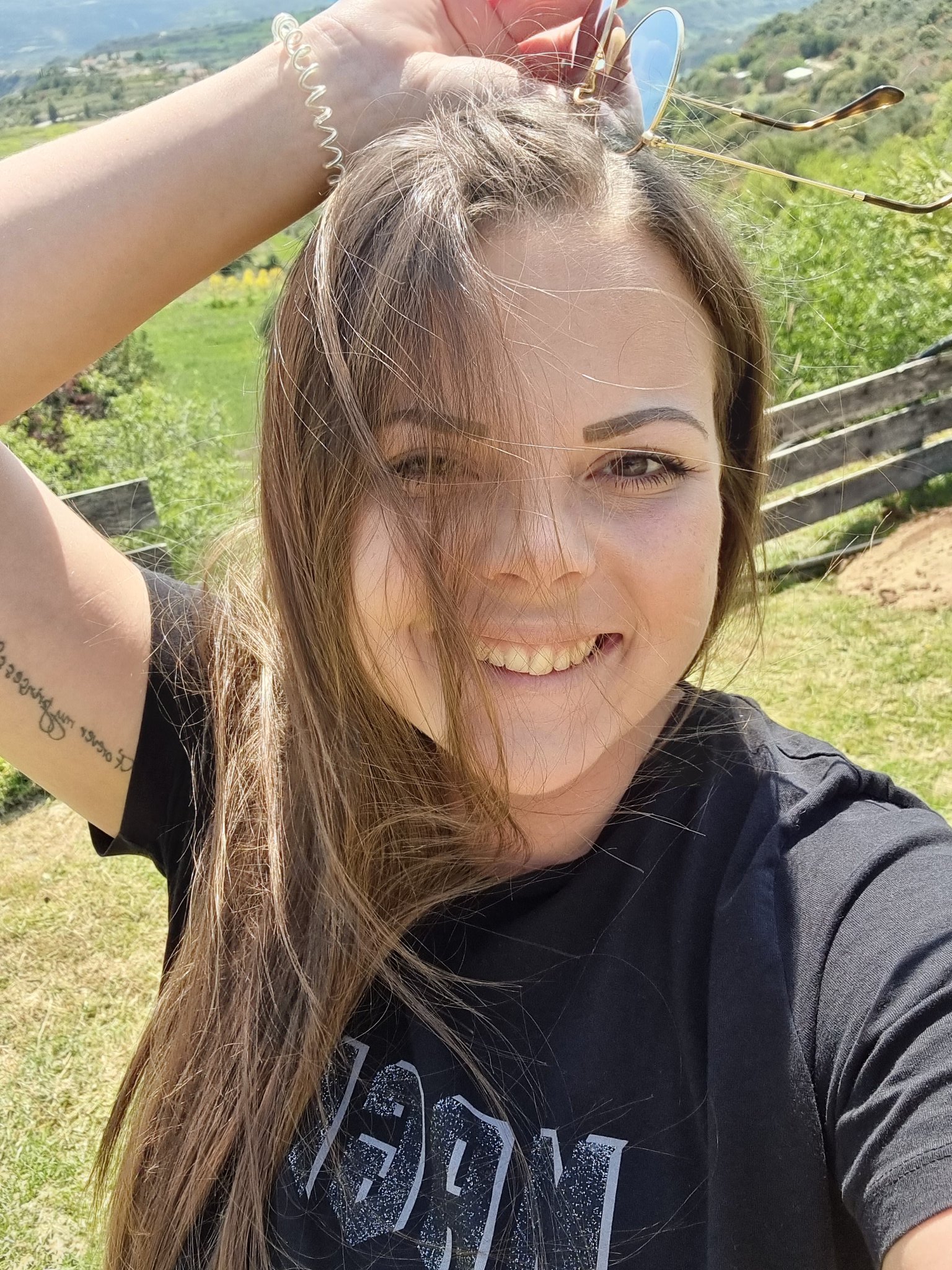 TW Pornstars - 2 pic. Lea Lovebird. Twitter. Sonnige Grüße aus Zypern 😘