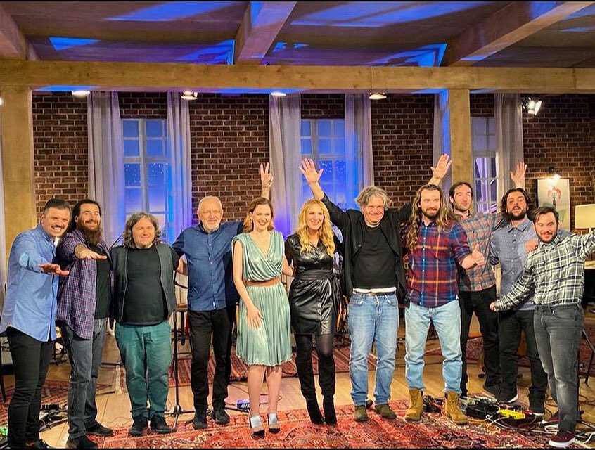 Με αυτή την υπέροχη παρέα σήμερα στις 22:00 θα ανοίξουμε το Μουσικό Κουτί στην ΕΡΤ! Μην το χάσετε!  #mousikokouti #ert #ert1 #portokaloglou #renamorfi #kalantzopoulos #pyrovolakis #tv #music #livemusic