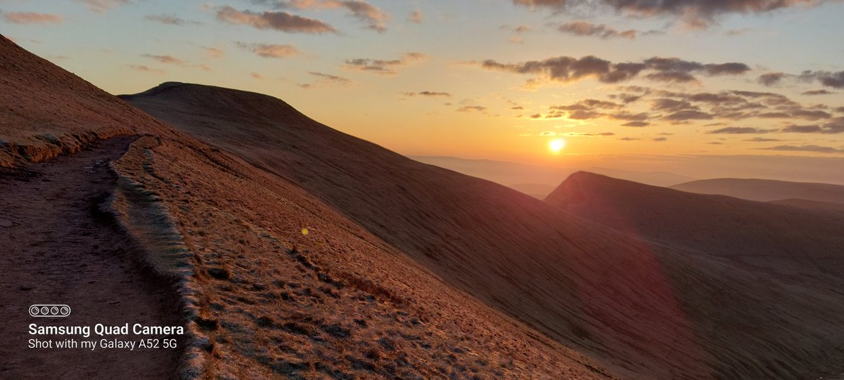 Great sunrise this morning corn du, pen y fan, cribyn, fan y big , 8 glorious miles of sunshine in the brecon beacons🏴󠁧󠁢󠁷󠁬󠁳󠁿 #solitude #6amclub @BeaconsPhotos @Ruth_ITV @runtagit @AbuhbN