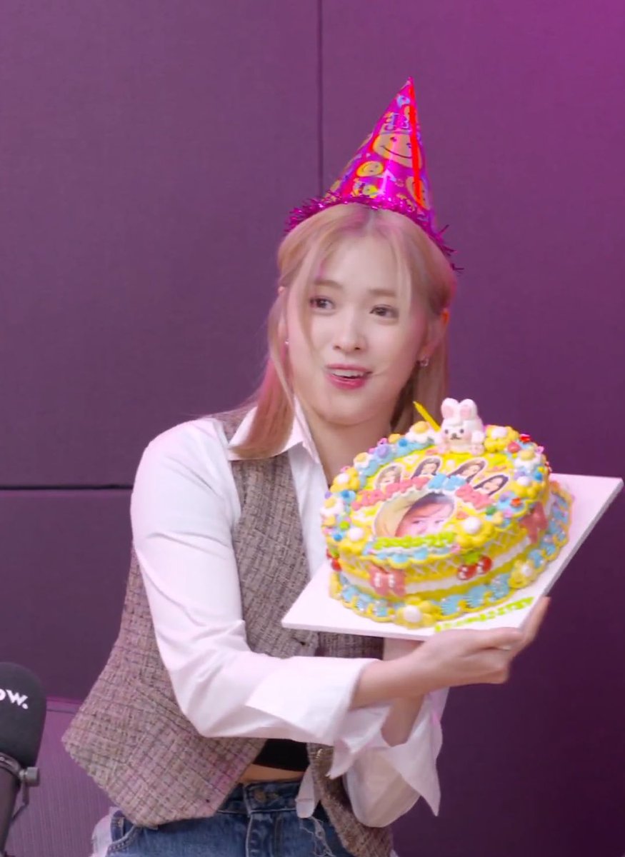 เค้กสำหรับรยูจินวันนี้ครับ น่ารักมากๆ🎂😍💕

#RYUJIN #류진 #ITZY <a href="/ITZYofficial/">ITZY</a>