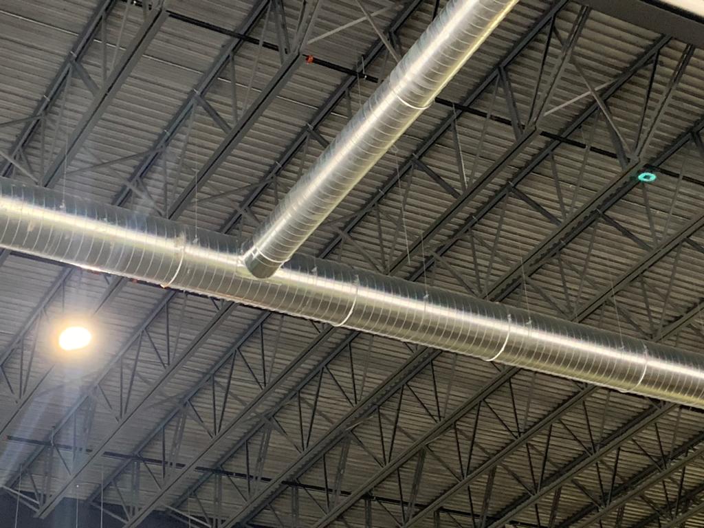 GrippleCanada's tweet photo. A beautiful installation at a large warehouse project in Toronto. 

Gripple's Unigrip suspending rectangular and 60" diameter spiral duct. 

Discover the UniGrip here : https://t.co/eChitwIAWL 

#GrippleCanadaInc #Gripple #HVAC #Project #Construction https://t.co/1buB6tjrUW