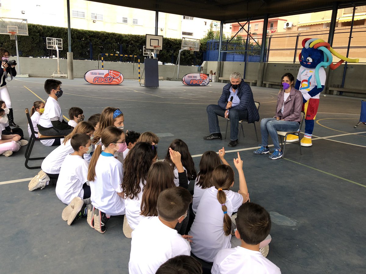 Hemos vivido una divertida jornada en torno al <a href="/EuroBasketWomen/">FIBA Women's EuroBasket</a> en @juancomenius, con la presencia de las leyendas <a href="/fernandoromay1/">fernandoromay</a> y <a href="/AlonsoPiluca/">Piluca Alonso</a>, el taller de @Reciclaconlos5S y la participación también del <a href="/BsktComeniusVlc/">Basquet Comenius</a>