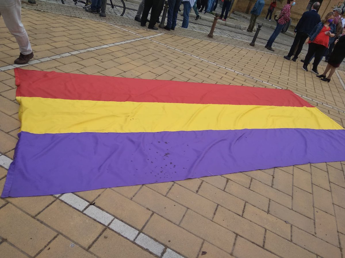 somosAndalu's tweet photo. Hoy #14deAbril, 90 aniversario de la proclamación de la #IIRepublica hemos estado en #Sevilla, honrando la memoria de todos los españoles y españolas que dieron la vida por defender este país de la barbarie  #VivaEspaña con honra. https://t.co/Z30kKnW13R