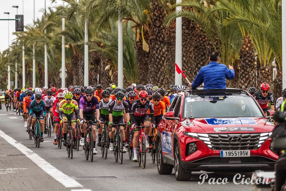 Esto_es_Elche's tweet photo. El alcalde de Elche, Carlos González, ha dado el pistoletazo de salida de la 72 edición de la Vuelta Ciclista a la Comunitat Valenciana que ha partido esta mañana desde el Paseo de la Estación https://t.co/TRdPyP0UtF https://t.co/aXnt6BPaSR