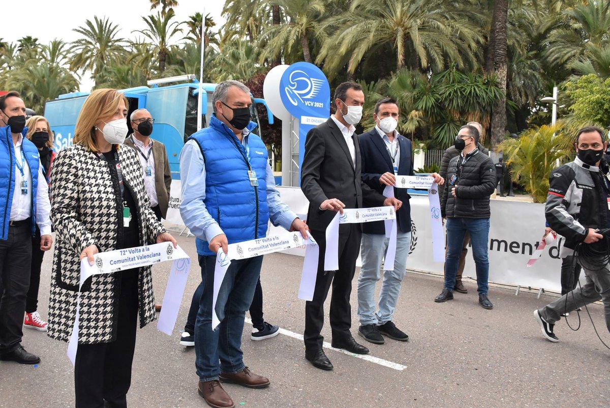 Esto_es_Elche's tweet photo. El alcalde de Elche, Carlos González, ha dado el pistoletazo de salida de la 72 edición de la Vuelta Ciclista a la Comunitat Valenciana que ha partido esta mañana desde el Paseo de la Estación https://t.co/TRdPyP0UtF https://t.co/aXnt6BPaSR