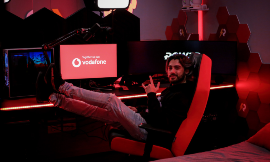 Cor_Com's tweet photo. #Vodafone lancia #GameNow, il #CloudGaming pensato per il #5G https://t.co/XDLx5ZoSjH https://t.co/8AQF5aucZn