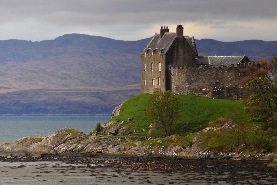 PauladeFoug's tweet photo. #Duntrune Scotland’s oldest continuously occupied mainland castle. The place name element ‘dún/dùn/din’ means (hill)fort. This one guards the entrance to Loch Crinan, sea-road to #Dunadd.
#hillfortswednesday #argyll #histfic
Beautiful image from https://t.co/8w3bp9nGAT https://t.co/jBXVsRigAO