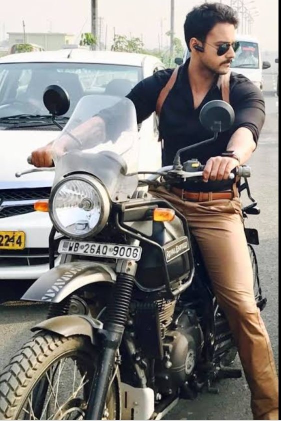 susweta_mondal's tweet photo. The strongest, honest, punctual, obedient, responsible IPS Officer #RonojoyBose 's screen presence, moves, spirit, intelligence are main attraction of this thriller movie. A role model for any honest police officer. Hats off @Yash_Dasgupta for this iconic role.🙌
#4YearsofOne https://t.co/Qahs0kPJhF