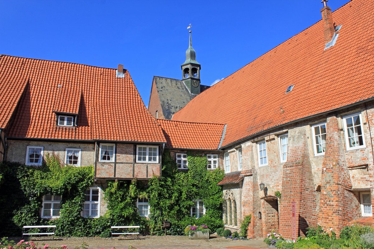 arago_GmbH's tweet photo. VON KLOSTERANLAGEN, KLOSTERGÄRTEN UND KLOSTERROUTEN - https://t.co/KhVPdQtG0R - Um zu Gott zu finden, fordert die alte benediktinische Mönchsregel: Ora et labora – bete und arbeite. Mit harter Arbeit, im Wechsel mit stetem Gebet verbringen Ordensschwestern und Ordensbrüder ihr... https://t.co/Olgp3fKtWX
