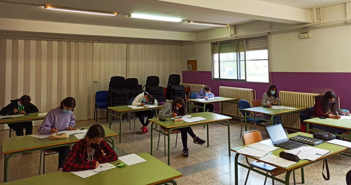 Prova individual d'alumnes de 1r i 2n d'ESO als 2a fase del concurs Fem Matemàtiques, ja estan enviades a l'organització!!