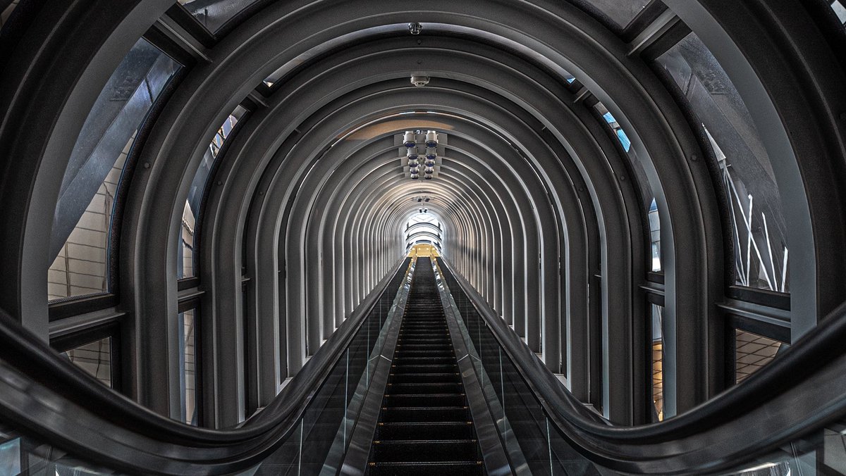 “Escalator”🌃
------------------
#instagram #lifeisart #Insidetones #japanphotography #daily_photo_jan #citykillers #cityshots #カメラ #streetphotography #NightPhotography #ファインダー越しの私の世界 #カメラ好きな人と繫がりたい　#キリトリセカイ #誰かに見せたい風景