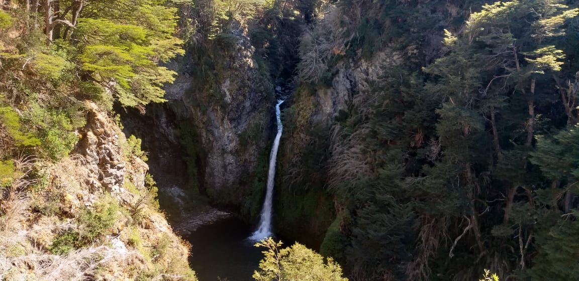 Nadiluh's tweet photo. 📍La cascada del río Bonito es una de las bellezas de #VillaLaAngostura. Para llegar, hay que recorrer un sendero entre bosques de lenga y colihue, que concluye en un balcón natural, desde donde se ve el salto de agua de 35 metros. 🤩¡Alucinante! #patagonia #Argentina🇦🇷 #turismo https://t.co/OW5b1yh4MP