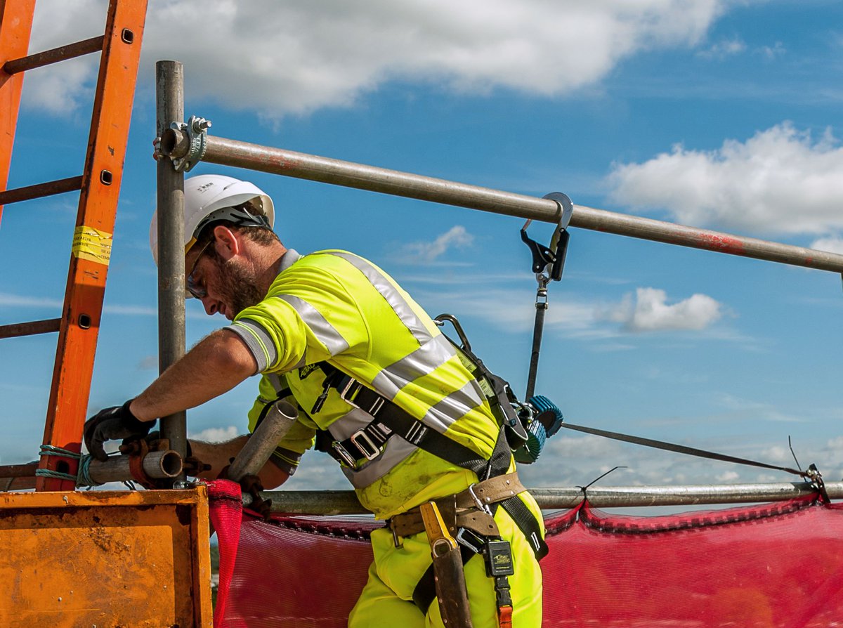 Sicherheit von der Rolle. Der Monteur trägt eine Schutzausrüstung. Ein max. 2 m langes Band definiert den Aktionsradius. Das Verbindungsmittel DSL2 rollt dieses Band stets so weit ein, wie es geht. Beim Absturz verringert das die Fallstrecke. Schauen Sie: bit.ly/3wT7OZ2