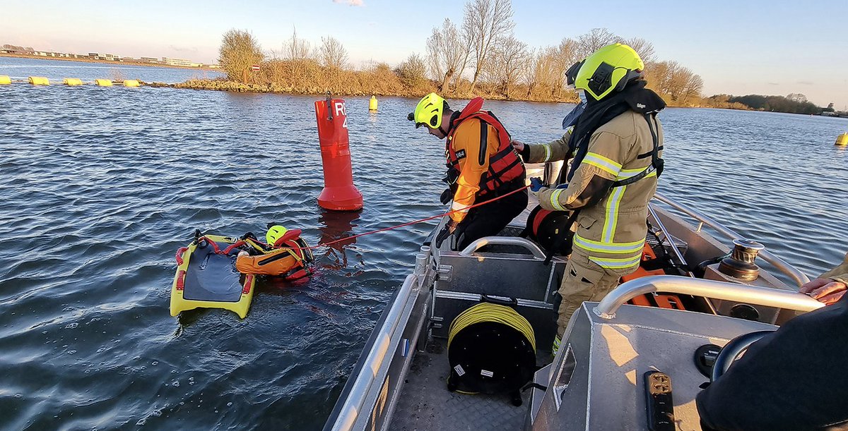 Safetyboatnl's tweet photo. Deze week leuke oefeningen gehouden samen met het oppervlaktereddingsteam van brandweer Hendrik-Ido-Ambacht. https://t.co/jc65FxcQx4 https://t.co/exfvwvJMmW