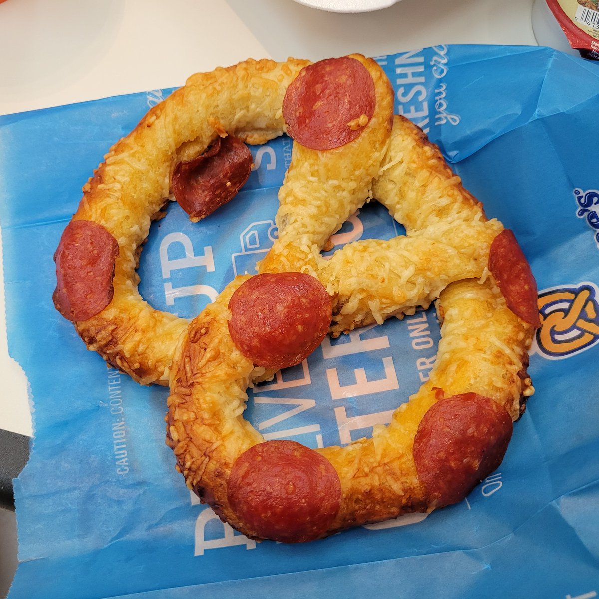 SnowTiger71090's tweet photo. @AuntieAnnes this is the 2nd time I've been to Quail Springs Mall in OKC, OK where I've gotten a bad pretzel. The Outlet Mall in South OKC is so much better. Please do something about this. I'm not the only person having issues. https://t.co/qspzNq6Xor