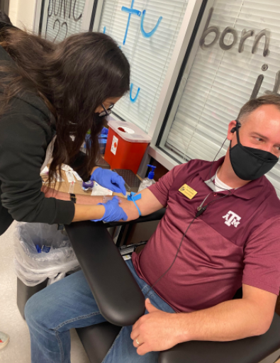 SeguinHSTx's tweet photo. Health Science Phlebotomy students practice on SHS Administrators Mr. Randolph and Ms. Vargas as part of their practicum today. #SHSTransformationStartsHere https://t.co/da3SuPA3Xg