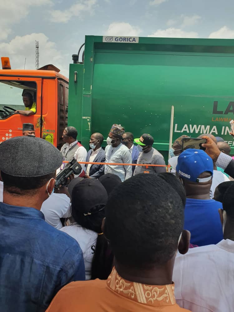 Lawma_gov's tweet photo. 𝐋𝐀𝐖𝐌𝐀 𝐛𝐞𝐠𝐢𝐧𝐬 𝐮𝐬𝐞 𝐨𝐟 𝐝𝐮𝐚𝐥 𝐟𝐮𝐞𝐥 𝐬𝐲𝐬𝐭𝐞𝐦 𝐭𝐫𝐮𝐜𝐤𝐬 𝐟𝐨𝐫 𝐢𝐭𝐬 𝐨𝐩𝐞𝐫𝐚𝐭𝐢𝐨𝐧𝐬

In a bid to mitigate the effects of carbon emission in the climate, LAWMA has begun the use of a dual fuel system (Gas &amp; Diesel), for its operational trucks. https://t.co/Kf32TYic6n