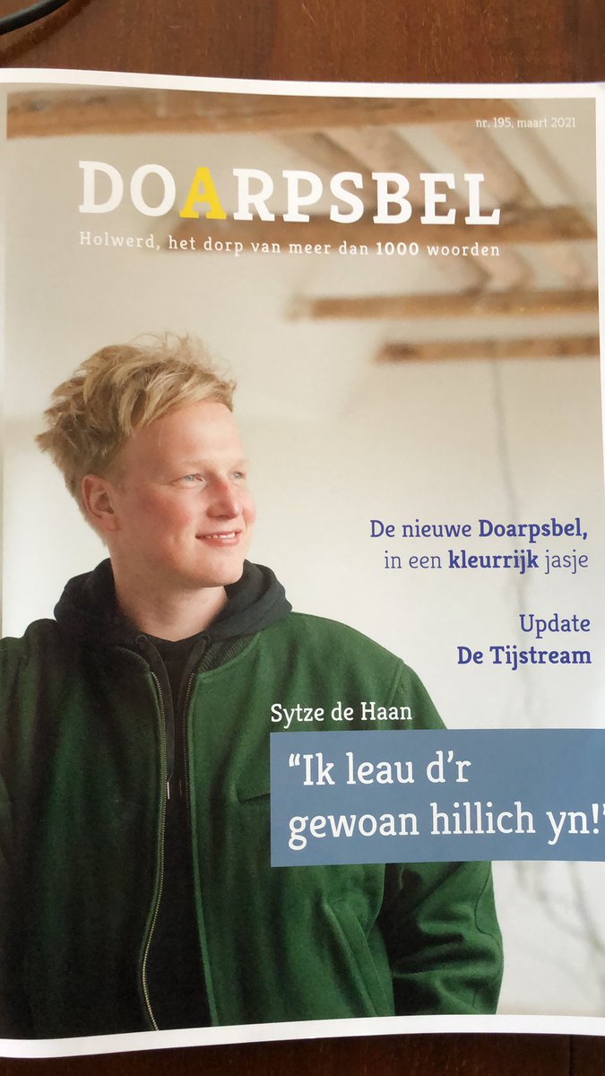johkramer's tweet photo. It earste eksimplaar fan de kompleet fernijde Doarpsbel fan en oer #Holwert krigen fan @TinekeHoekstra5. Mar dat is gjin doarpskrante, mar in wiere glossy! Grôtfol nijsgjirrich nijs en ek nochris hiel moai foarmjûn. #prachtich #mienskip https://t.co/MA0MtAkRjD