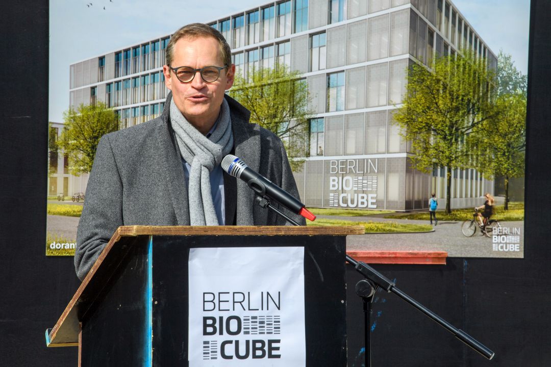 campusbuch's tweet photo. Im Beisein des Regierenden Bürgermeisters von Berlin, Michael Müller @RegBerlin wurde heute der #Grundstein für das neue Gründerzentrum #BerlinBioCube auf dem @campusbuch gelegt. @BerlinPartner @HealthCapitalBB @MDC_Berlin @LeibnizFMP @BIH_Innovations https://t.co/5LNPi2GDAS https://t.co/hYLx39I9rg