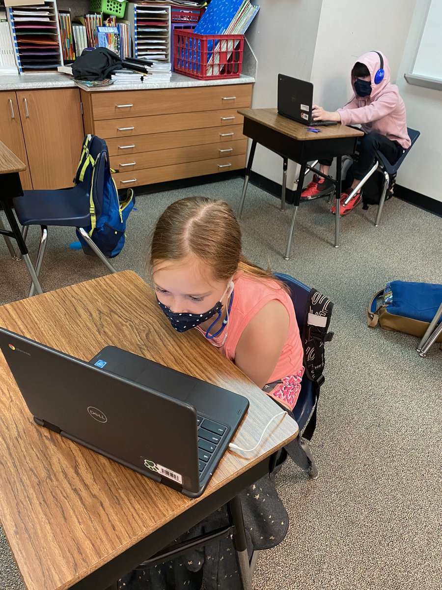 BL_ESL_LISD's tweet image. Reading in the litter... working together on reading responses or reading online... PAWsome things are happening! 🐾🐾