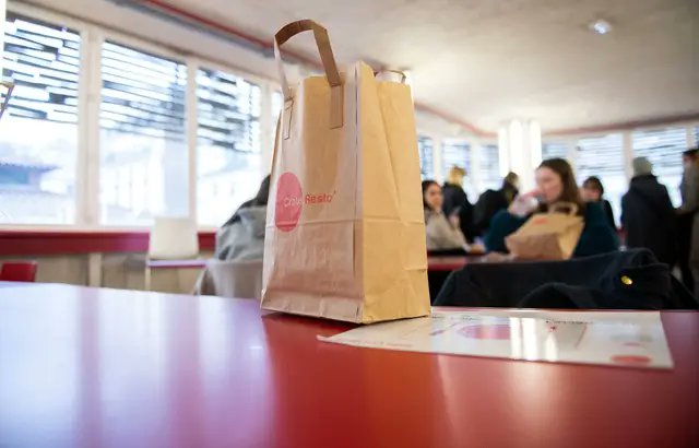 🇫🇷 À Bordeaux, à partir de ce samedi 17 avril, entre 50 et 100 repas préparés par des chefs étoilés seront distribués chaque semaine aux étudiants. La distribution s’effectuera en click and collect sur la terrasse du restaurant l’Orangerie, dans le Jardin public. 👏 (20 Minutes)