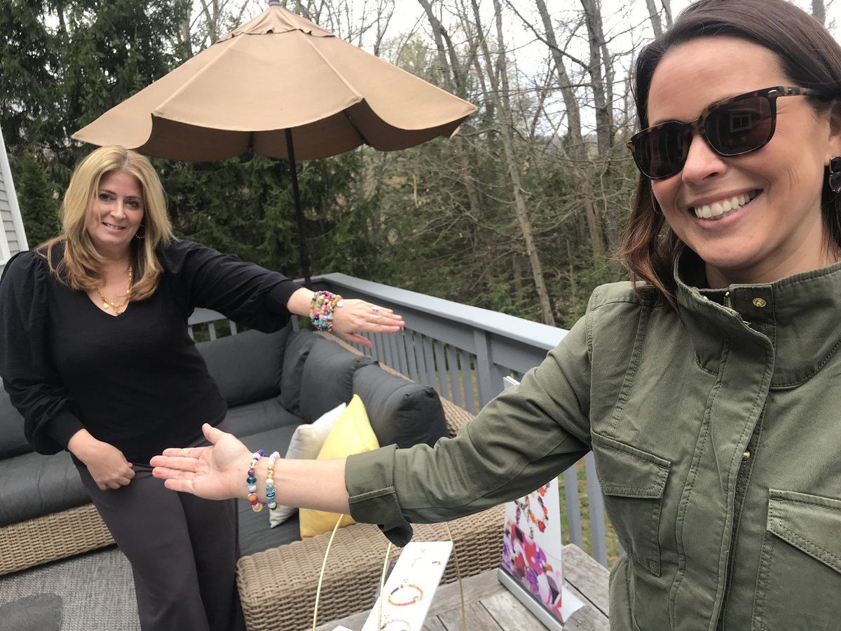 SarahCodyMedia's tweet photo. Turn on @WTNH to learn about an Avon jewelry designer who creates pieces to support #cancer research.  Special woman, special story.❤️
@katiecouric @ElyseRyan @SU2C https://t.co/V3abOJAkiP