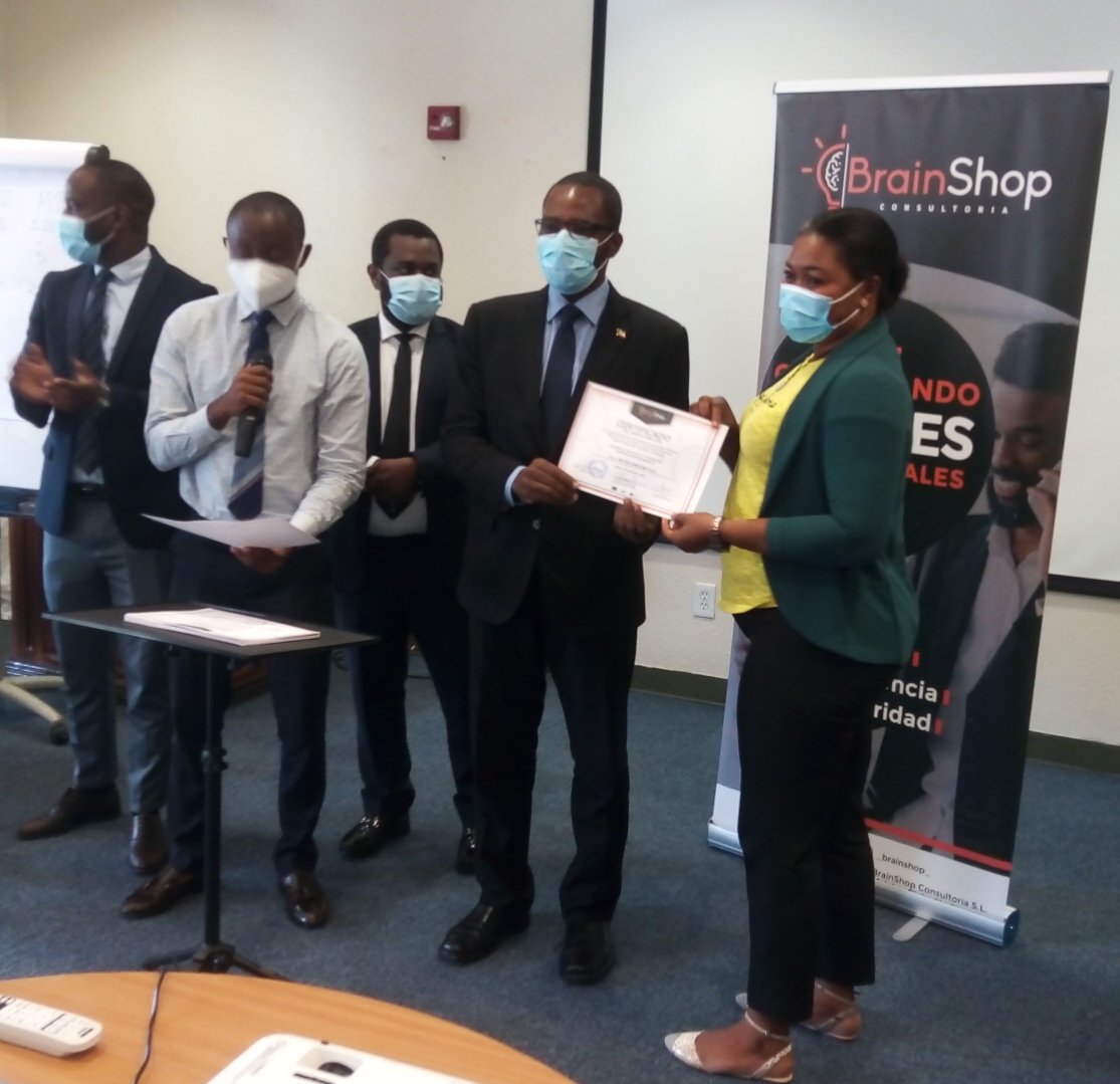 Clausura del seminario sobre el liderazgo,metas,comunicacion efectiva y finanzas,que durante cuatro días,la consultoría local <a href="/_BrainShop_/">BrainShop Consultoria</a> venia impartiendo a  los funcionarios de esta Delegación Regional para mejorar su productividad en el ámbito laboral y personal.#Liderazgo