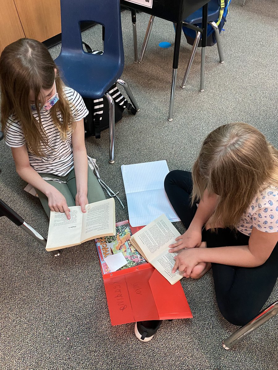 BL_ESL_LISD's tweet image. Reading in the litter... working together on reading responses or reading online... PAWsome things are happening! 🐾🐾