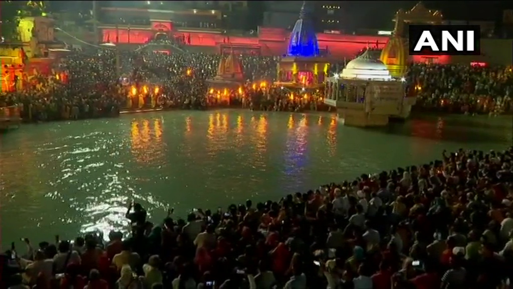 ANI's tweet photo. Massive crowd gathers at Haridwar's Har Ki Pauri for Ganga Arti, amid rising number of COVID19 cases in the country

Uttarakhand reported 1,953 new COVID19 cases today

#KumbhMela2021 https://t.co/kHgQdEcL5N