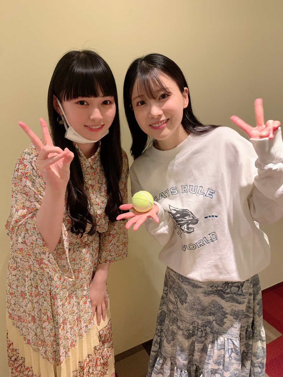 重盛さと美の私服 今夜くらべてみました で滝口ひかりさんとのオフショットです 猫のプリントスウェットにブルー総柄スカートです 芸能人の私服 衣装まとめ Woomy