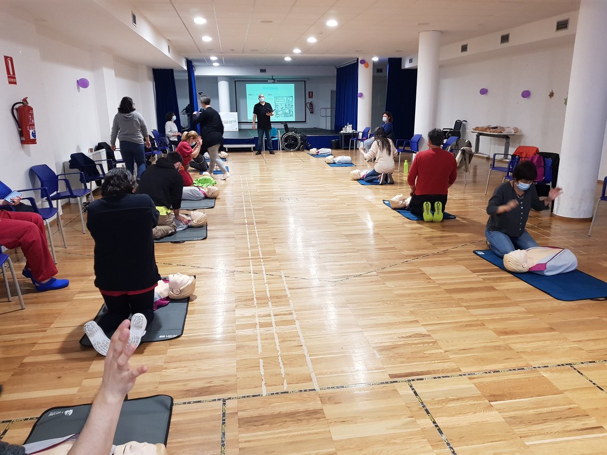 APAMPVigo's tweet photo. Formándonos en primeros auxilios de la mano de @iberocardio 😊💪💪
#formación #apamp #SomosASPACE #apampcheosdevida #parálisiscerebral https://t.co/6sGEgYnLGQ