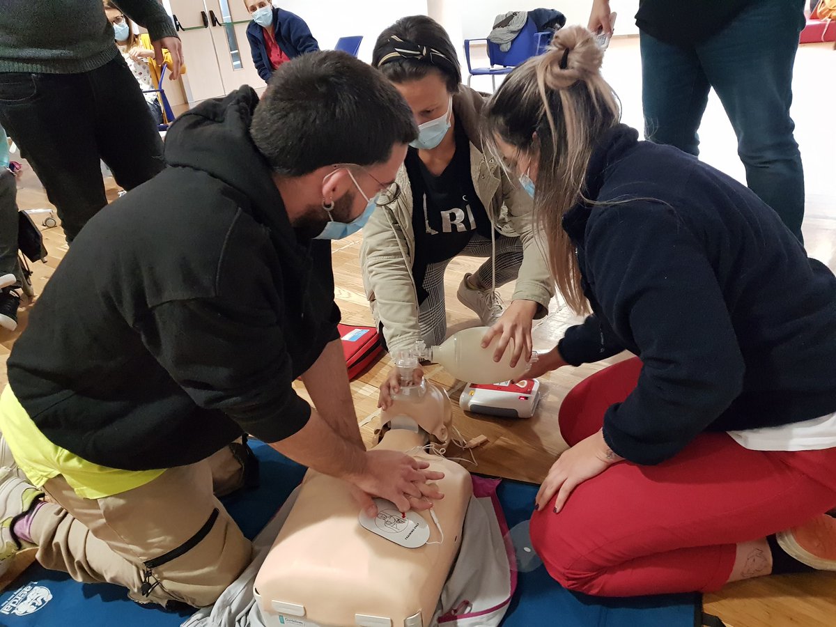 APAMPVigo's tweet photo. Formándonos en primeros auxilios de la mano de @iberocardio 😊💪💪
#formación #apamp #SomosASPACE #apampcheosdevida #parálisiscerebral https://t.co/6sGEgYnLGQ
