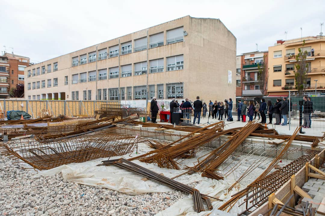 jordi_ballart's tweet photo. 👩‍🏫 Posem primera pedra ampliació de l'@EscolaRamonPont, un centre educatiu de referència a Ca n'Anglada, que sumarà una 2a línia d'ESO i ampliarà oferta cicles formatius. Una escola que disposa d'un projecte educatiu de qualitat i referent en atenció a la diversitat.Enhorabona! https://t.co/Q4w16wAETw