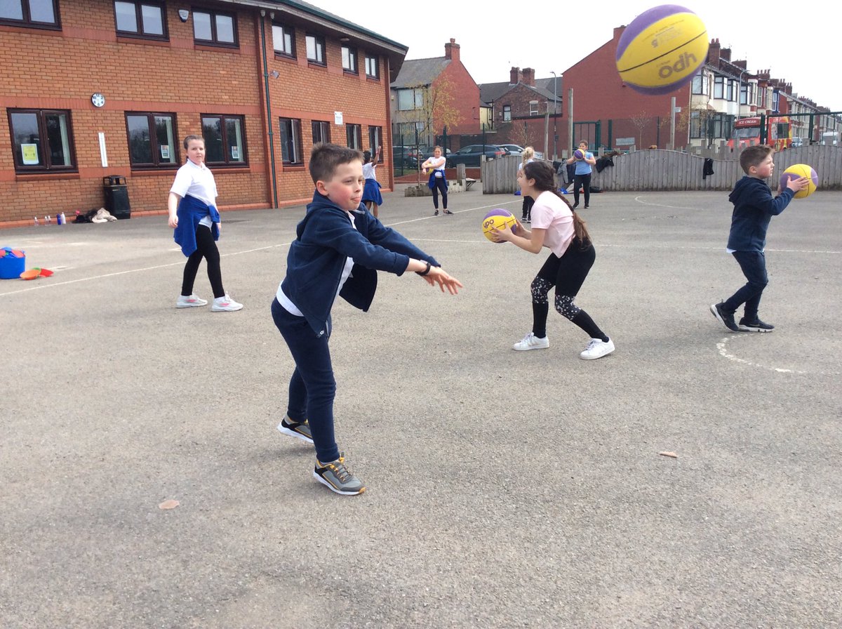 Year4BedfordPr1's tweet photo. 4K loved starting our new outdoor unit: netball! We learned how to use chest pass and shoulder pass, and we practised throwing accurately to our partners #chestpass #shoulderpass @BedfordPrimary https://t.co/WoonjdRhbi