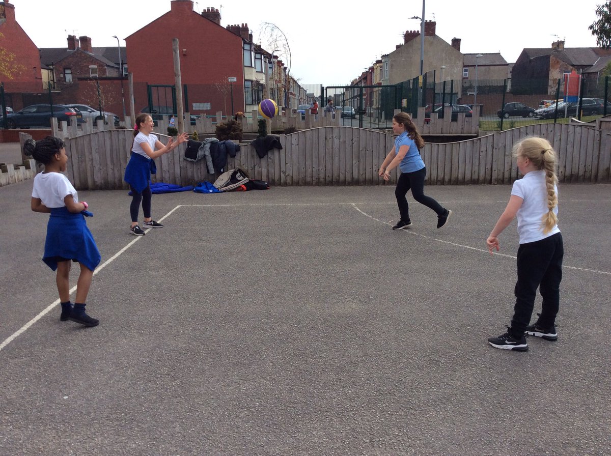 Year4BedfordPr1's tweet photo. 4K loved starting our new outdoor unit: netball! We learned how to use chest pass and shoulder pass, and we practised throwing accurately to our partners #chestpass #shoulderpass @BedfordPrimary https://t.co/WoonjdRhbi