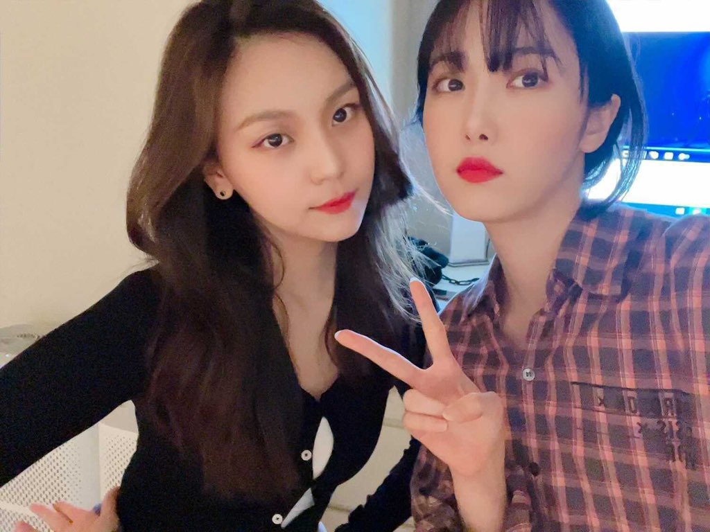 GFRIENDPeruFC's tweet photo. @GFRDofficial [ TRAD | ²⁰²¹⁰⁴¹⁴ ]

Actualización para [❤️ #G_Day]:
❥ (+) ¿Cómo fue?🥰

Baile para Buddy 😍
De noche🌙 Tic tak tic tak 🕰️
🌟Feel so high🤟💫

Espero que tengas una buena noche🌛 otra vez✨
━━━━━━━━━━
#여자친구 #GFRIEND @GFRDofficial
© GFRIENDPeruFC https://t.co/83HDlKvsNb