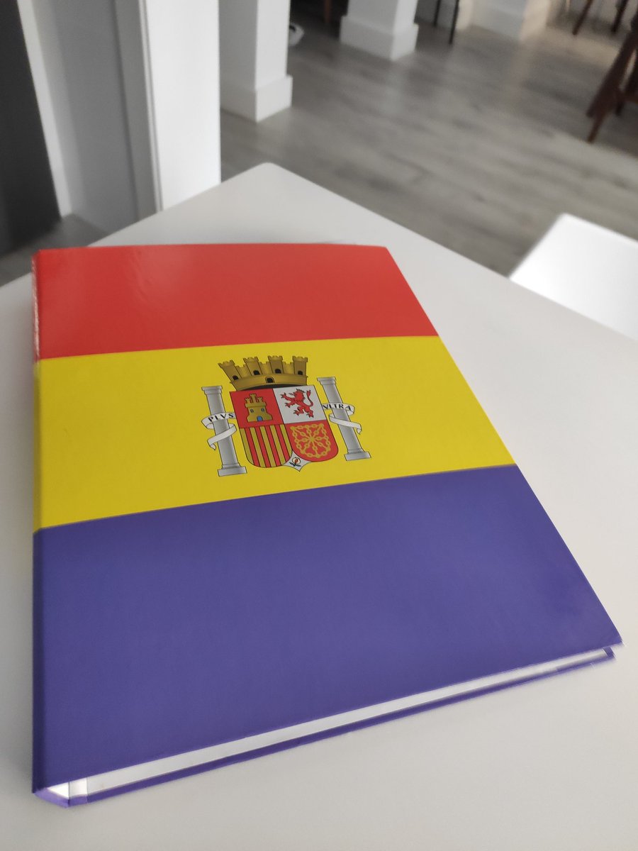 losangeles61's tweet photo. Yo no sé a ustedes, pero a mí me acaban de regalar esta carpeta republicana, y estoy que no quepo en mí! ❤️💛💜
#14AbrilRepública
#HorizonteRepública
@Red_Republic2 
@EncuenPorLaRep https://t.co/8xmTUZvcsH