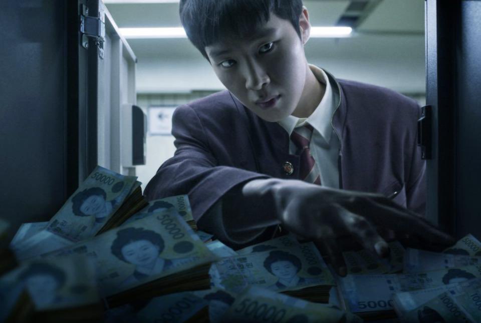 adyppp's tweet image. Pelajar terbaik/contoh dekat sekolah, tapi luar sekolah dia run illegal business.. sebagai broker dan menyediakan service untuk perempuan yang memerlukan perlindungan untuk hookup/dating apps yang dia sendiri buat. 

Title : extracurricular