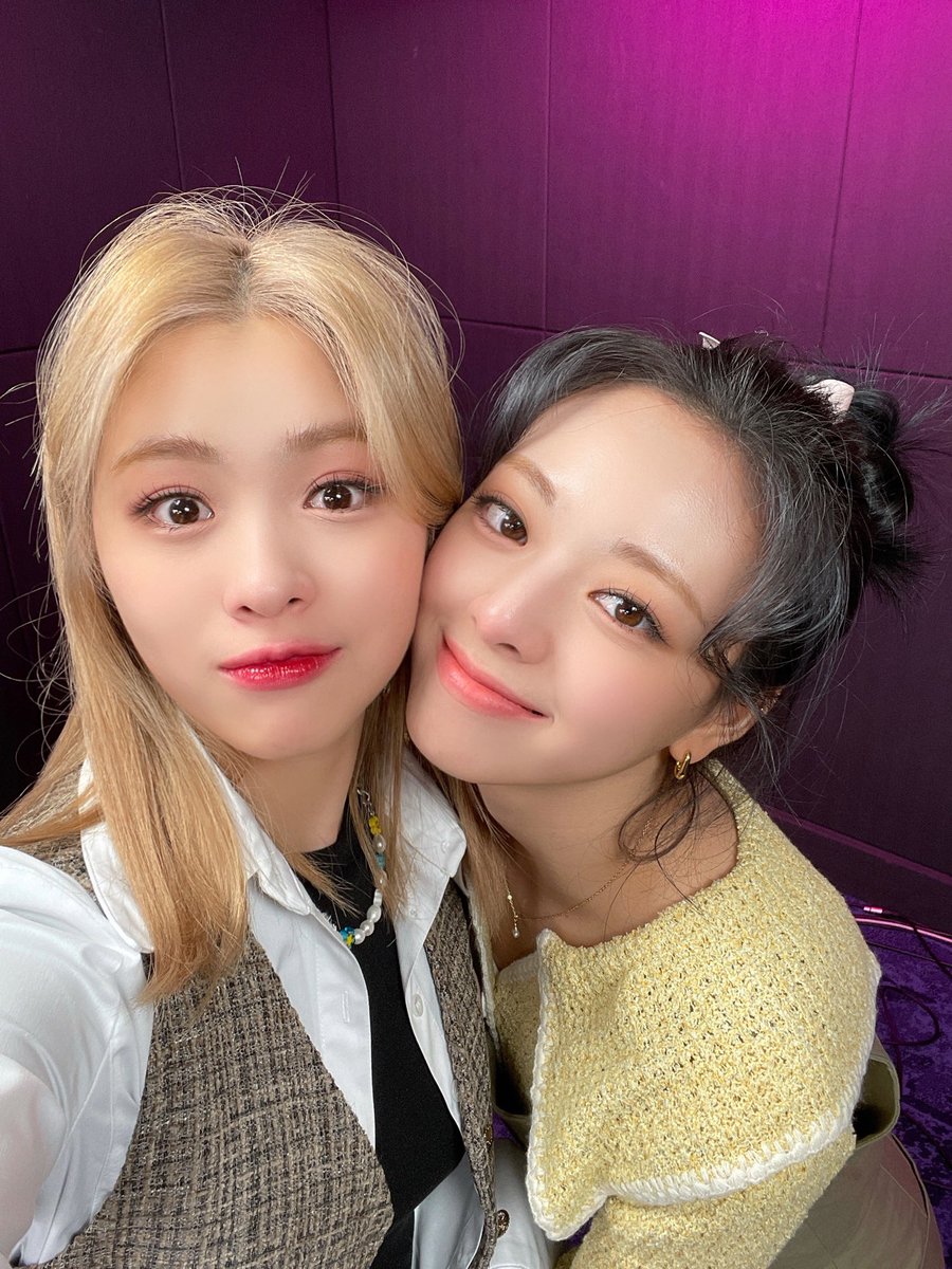 ITZYofficial's tweet photo. [ #네이버NOWbㅣㄴ틈있지 ]
MIDZY와 함께한 류진이의 성대한 생일파티🎉
파티 즐긴 MIDZY들 푸쳐핸섭🙋‍♀️

Ryujin's big birthday party with MIDZY🎉
Put your hands up who enjoyed this party🙋‍♀️

 https://t.co/QO9KaXKzG9

#ITZY #있지 @ITZYofficial
#MIDZY #믿지
@kr_now https://t.co/YQyDDFevCa