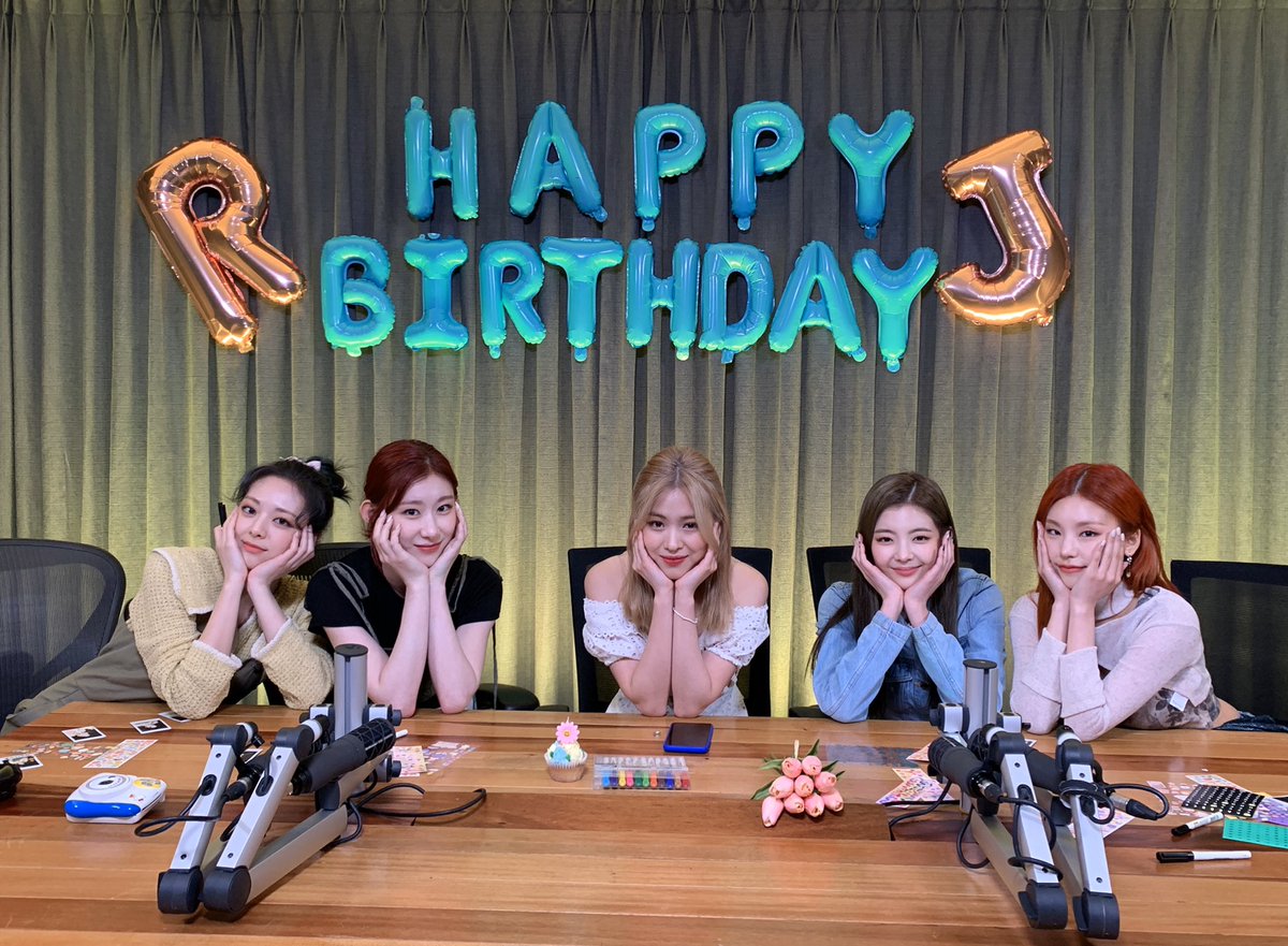 ITZYofficial's tweet photo. [ #ITZY ]
🎂HAPPY RYUJIN DAY🎂
https://t.co/7QdyGKbe64

#ITZY #있지 @ITZYofficial
#MIDZY #믿지
#GUESSWHO
#ITZY_GUESSWHO https://t.co/VgZ5RyiY4S