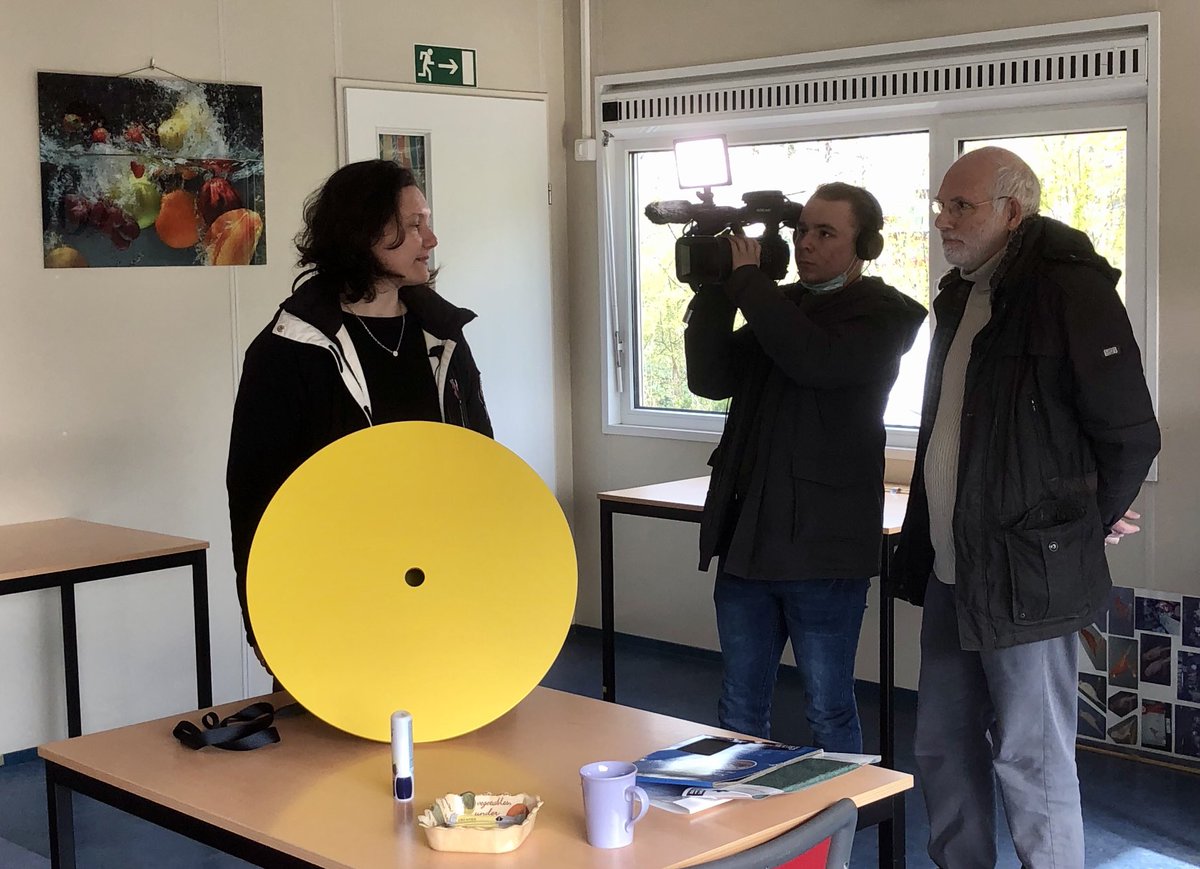 Opnames vandaag door ⁦<a href="/rtvdordrecht/">RTV Dordrecht</a>⁩ voor item over kunstroute Rond, Rood, Staart. Prototypes van vrolijke vogelhuisjes zijn klaar en binnenkort te bewonderen op de Baanhoekweg #staart #dordrecht #vogels #biesbosch