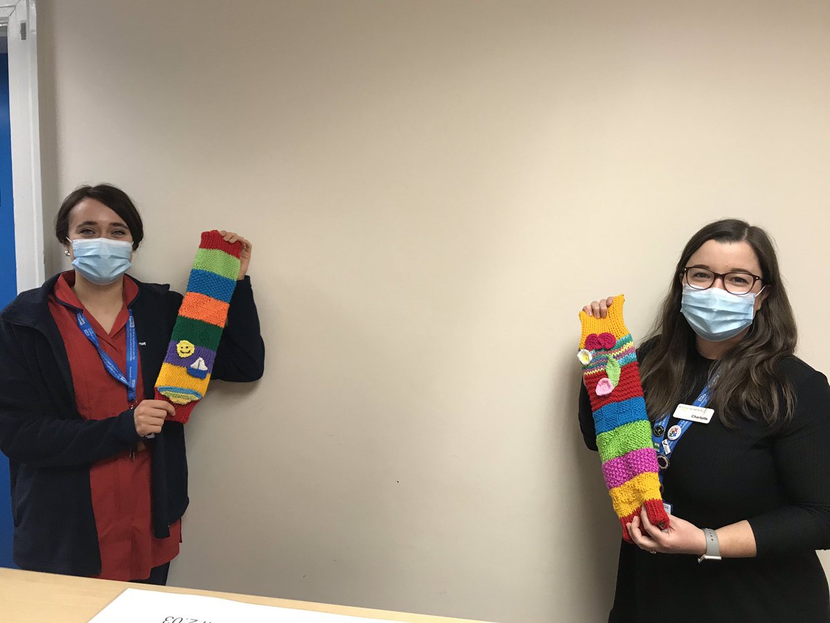 Lovely bright knitted cannula sleeves for our patients 🌈 a big thank you to Katie O’Sullivan for her kindness @emilyoliverdem @PatientExpPHU #teamPHU