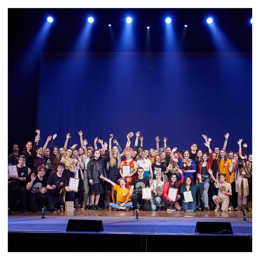 Eolia_CSAD's tweet photo. Felicitats @AntzokiTeatteri 🥰 per al Premi al Millor Espectacle per a CLOWNS al #GingerFest de Tula. I a això, sumem Millor Companyia, Millor Vestuari i Millor Música i Espai Sonor. 👏👏 https://t.co/6KYRlJINPt