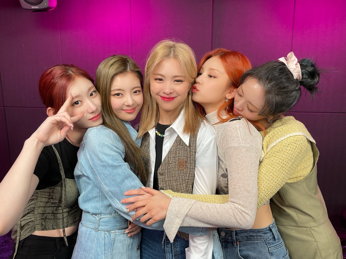 ✨위대한 류진쇼 성황리에 종료✨
코빨간 류진아 생일축하해🥳
6년 우정 지킴이 ITZY 포에버💛
(대) 마.피.아 In the morning (박) 
#0417_HBD신류진 #네이버나우 #빈틈있지 #우리류진이 #생일축하하고 #ITZY