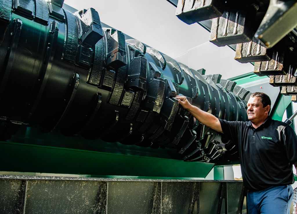 The Komptech Terminator single-shaft waste shredder sets new standards in service accessibility, ease and safety. Even when space is tight, the folding side panels allow for access to all maintenance points and shredding chambers. For more information: buff.ly/2Vsxc6t