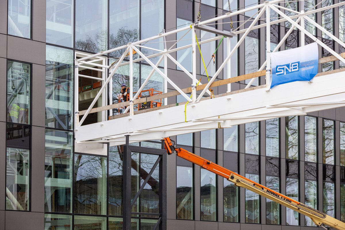 Impressive work: a completely prefabricated bridge was placed between the cepezed-designed buildings Genmab and Accelerator with only 20 cm extra space on both sides.
#architecture #innovation #prefab #steel #construction #bridge #accelerator