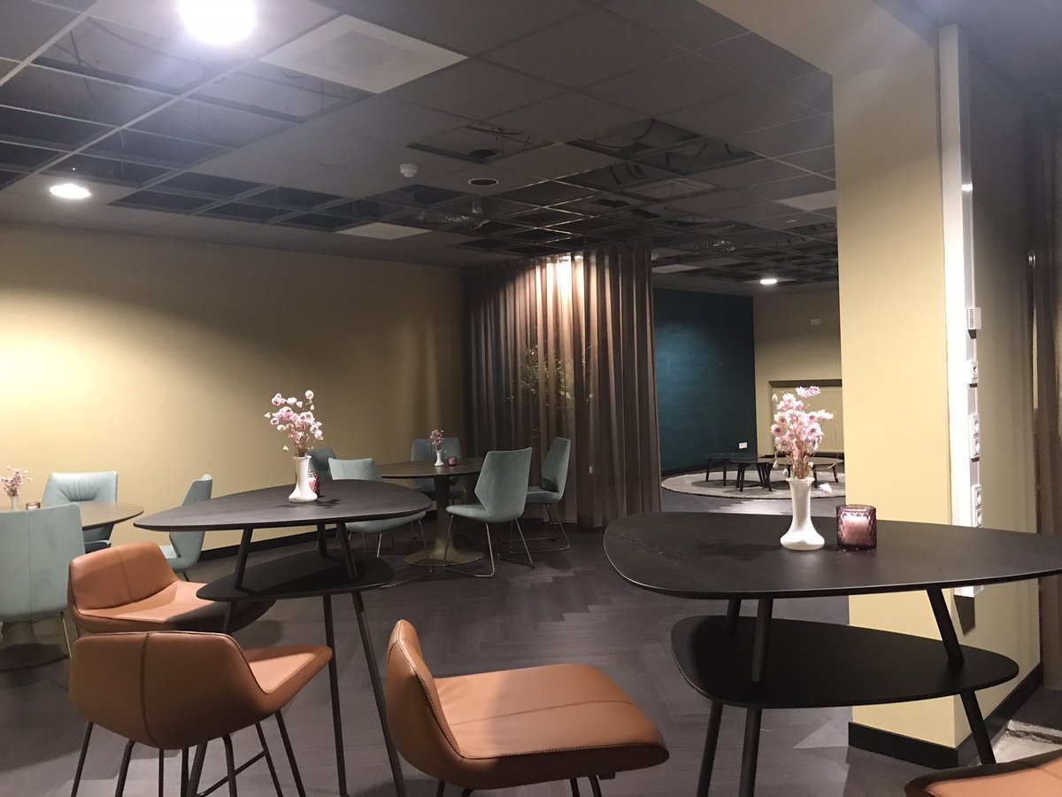 Prachtige nieuwe artist lounge in <a href="/MaaspoortVenlo/">Maaspoort</a> met de pronkstukken van <a href="/Leolux_NL/">Leolux</a> 
Wat heerlijk om hier te wachten op het grote moment!
#testvoorstelling #OPERA 2.0 #lijflive <a href="/philzuid/">Philzuid</a>