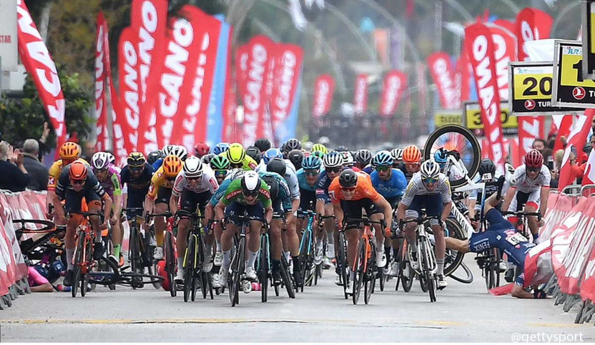 Sie wollen's ned kapieren mit diesen Absperrungen. Als gäbe es keine Alternative....🚧🚧🚧 Man fragt sich jedes Mal, wieso....und die UCI bleibt stumm.