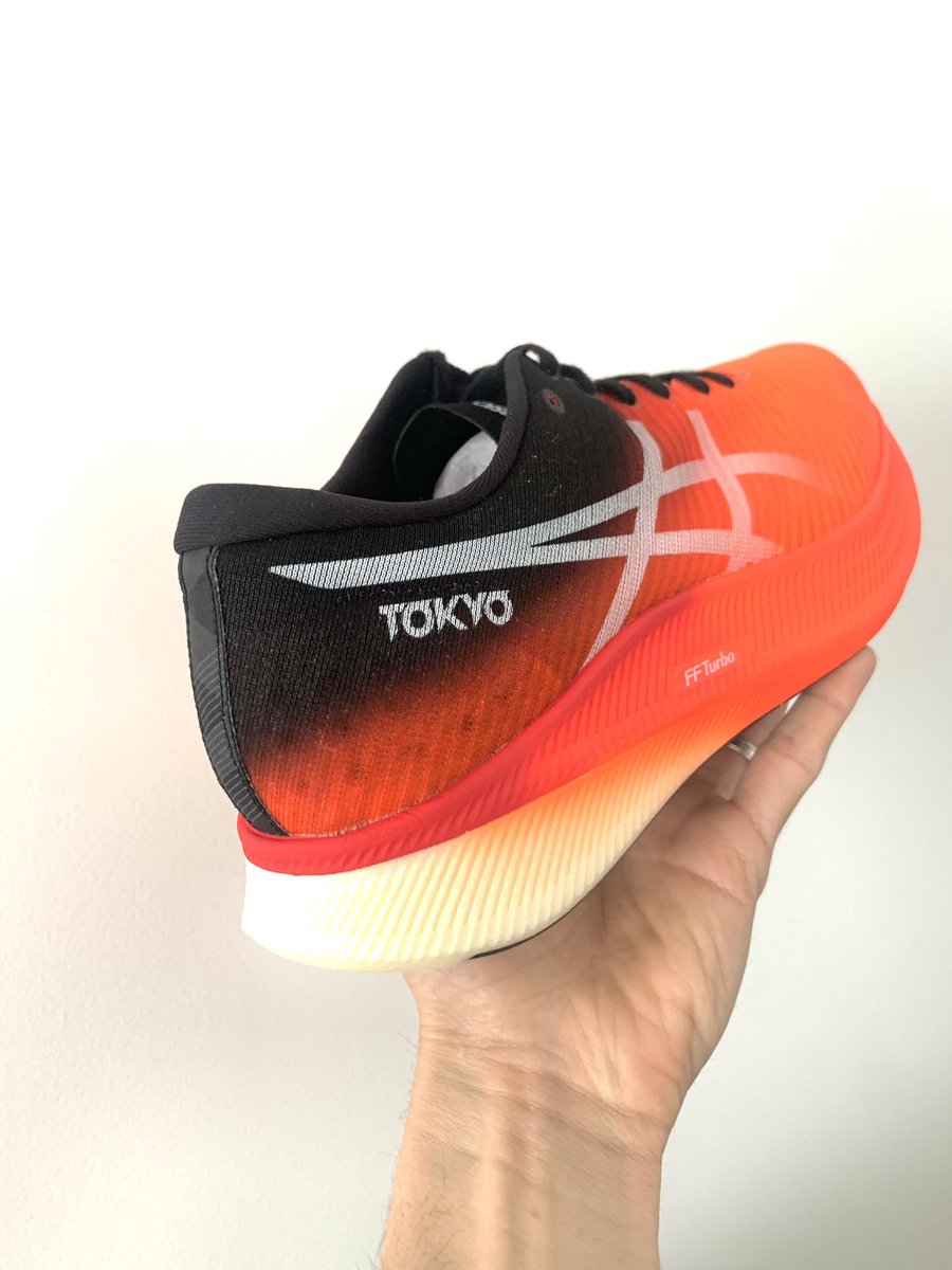 GeekircBlog's tweet photo. La chaussure #Asics #MetaSpeedSky Soyons clair ! Cette chaussure est faite pour aller vite, lègére avec 193 g avec un drop de 5 mm !! Oui,on retrouve le confort de la Novablast et le dynamisme de la Metaracer ! ➡️ https://t.co/M0BM5DUZfO #run #asicsfrance #running https://t.co/TJH3kaxbl7